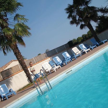 Le Clos Fleuri Hotel Médis Esterno foto