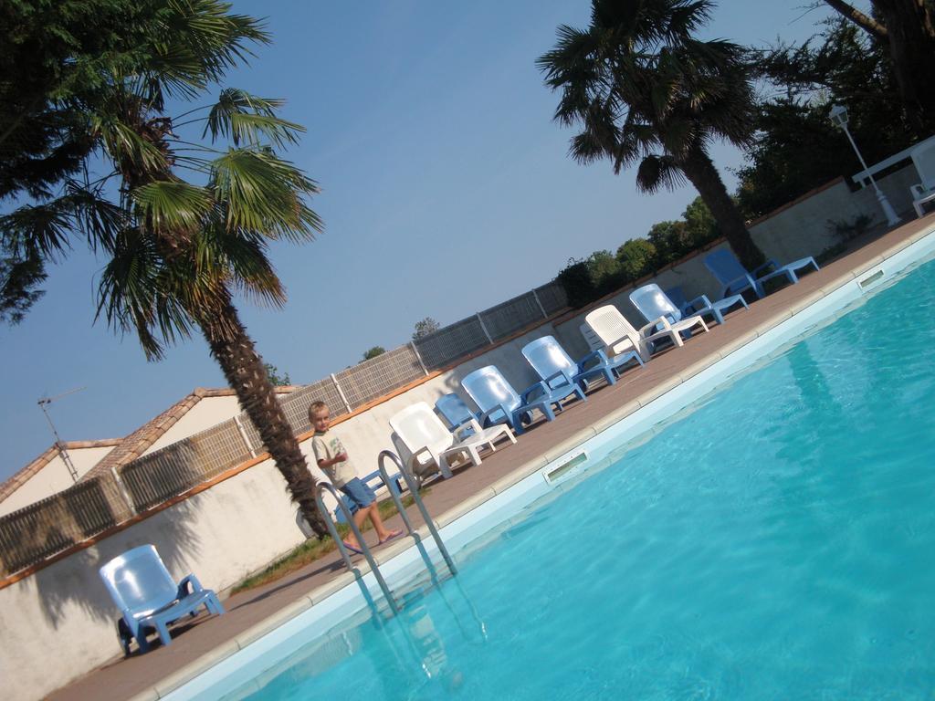 Le Clos Fleuri Hotel Médis Esterno foto