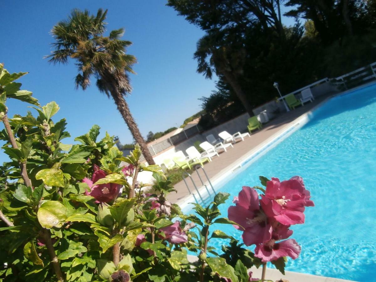 Le Clos Fleuri Hotel Médis Esterno foto